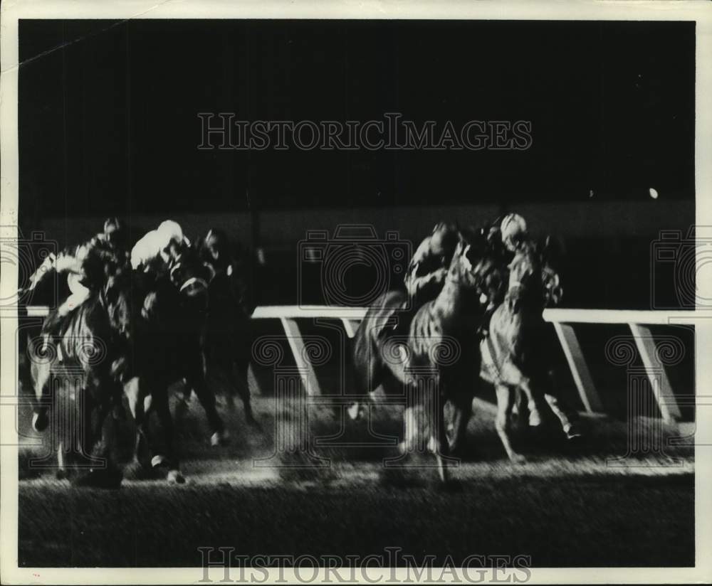 1970 Press Photo Horses battle for position during a horse race at the track - Historic Images