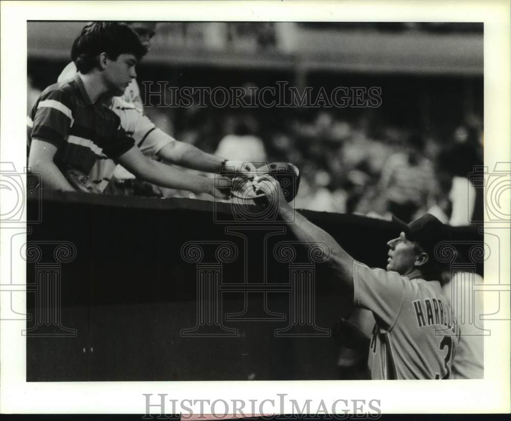 1990 Press Photo Mets manager Bud Harrelson signs autographs for young fans.- Historic Images