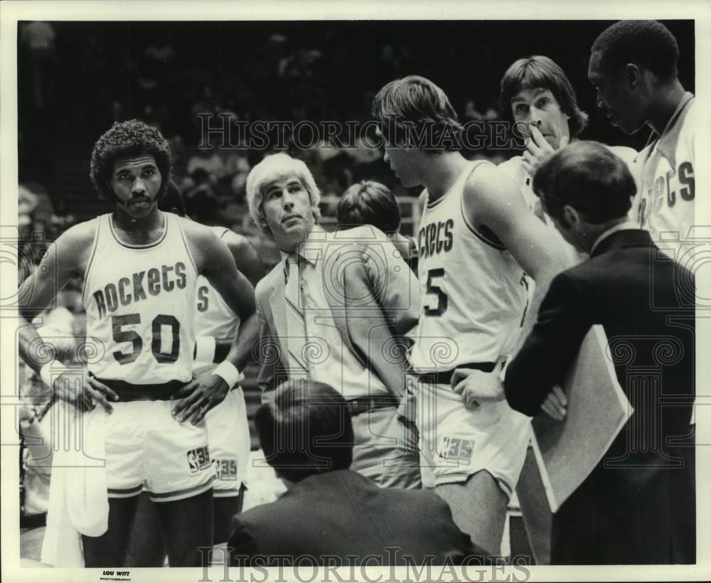 1980 Press Photo Rockets&#39; coach Del Harris talks to team during break in action.- Historic Images