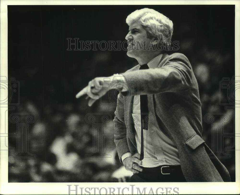 1982 Press Photo Rockets&#39; Del Harris directs his team from the sideline. - Historic Images