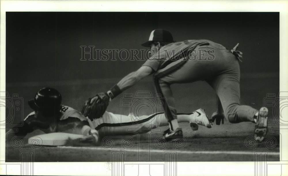 1991 Press Photo Astros Craig Biggio slides under Expos&#39; Tim Wallach&#39;s tag.- Historic Images