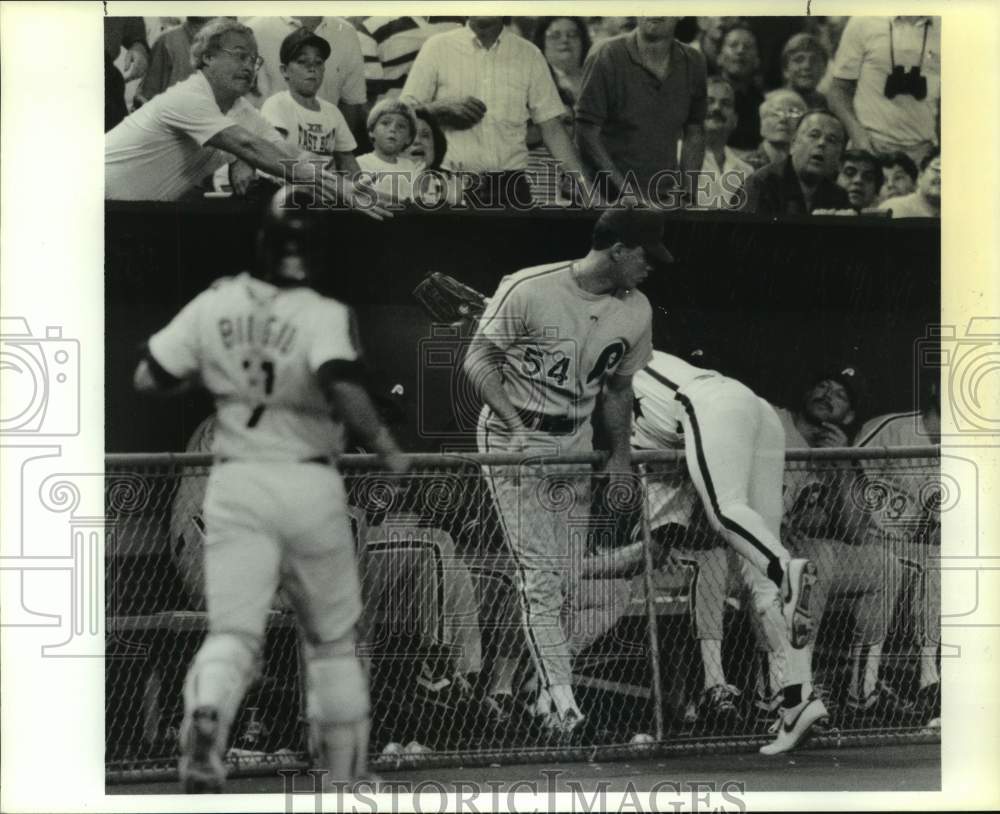 1991 Press Photo Astros&#39; Ken Caminiti snags foul ball from Phillies dugout.- Historic Images