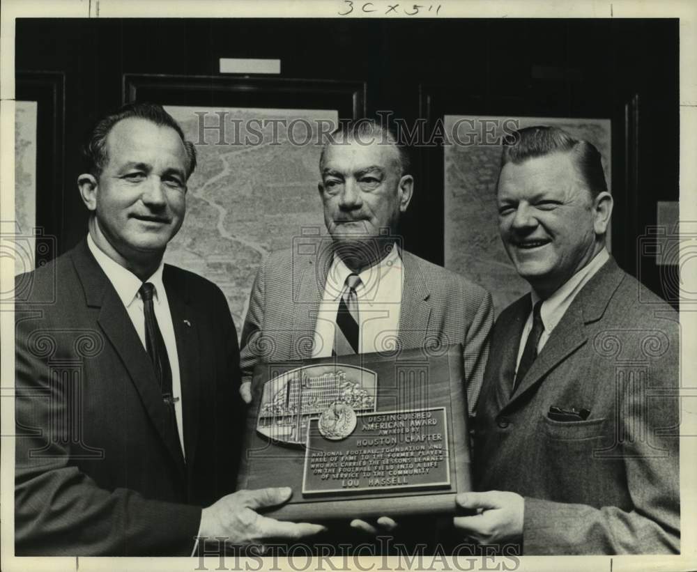 1968 Press Photo Former Rice football player Lou Hassell receives American Award- Historic Images