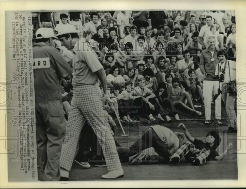 1974 Press Photo Kids dive for Jerry Heards golf ball that he tossed after match- Historic Images