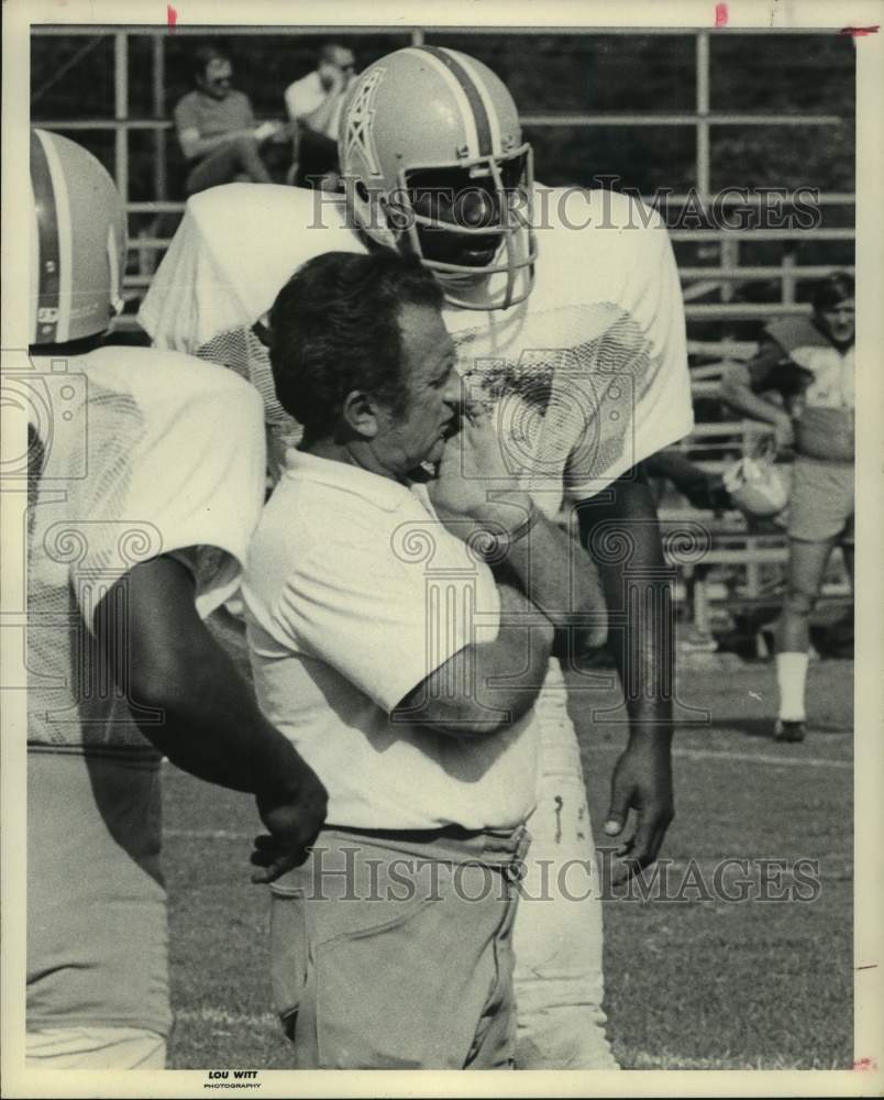 1972 Press Photo Houston Oilers football player Joe Madro talks to coach- Historic Images