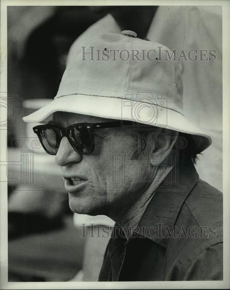 1975 Press Photo George Richey, father of Cliff Richey, watches tennis match- Historic Images