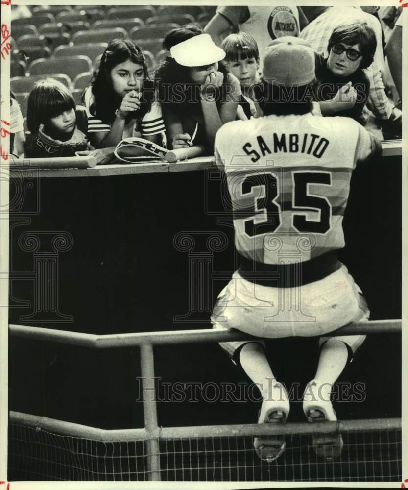 1980 Press Photo Houston Astros baseball pitcher Joe Sambito talks to kids- Historic Images