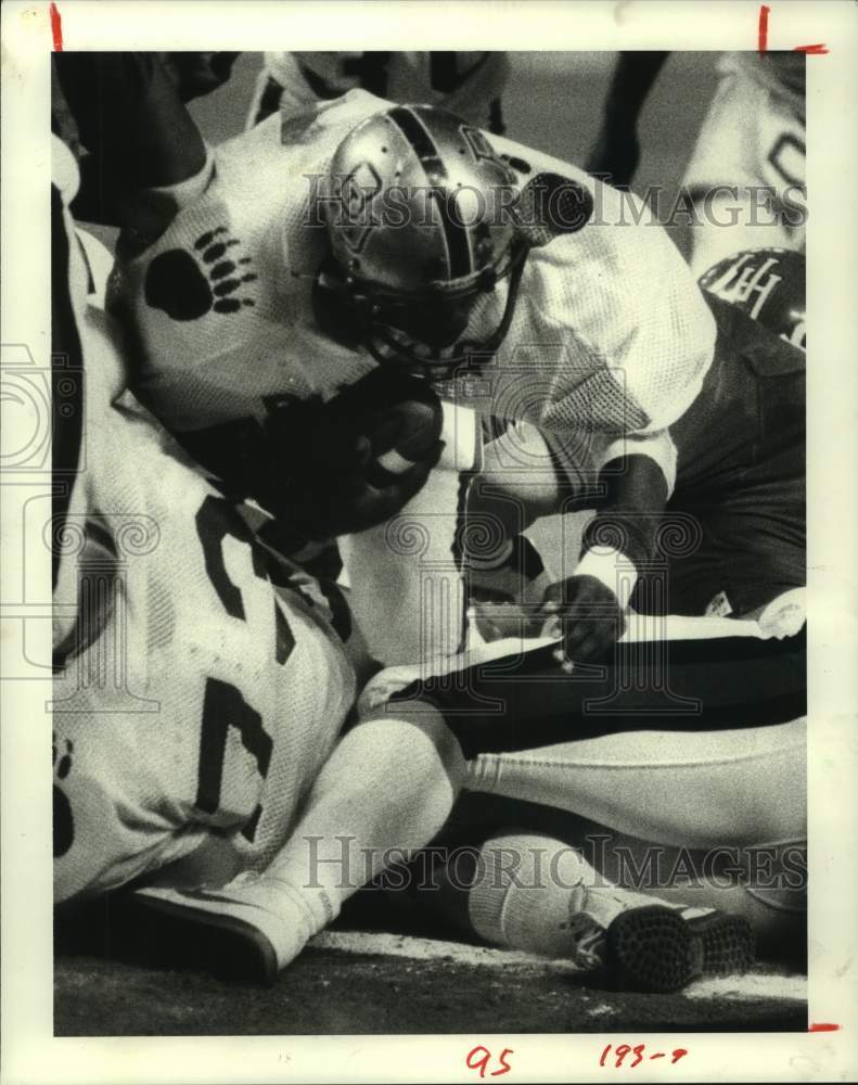 1983 Press Photo Allen Rice of Baylor scores touchdown in football game - Historic Images