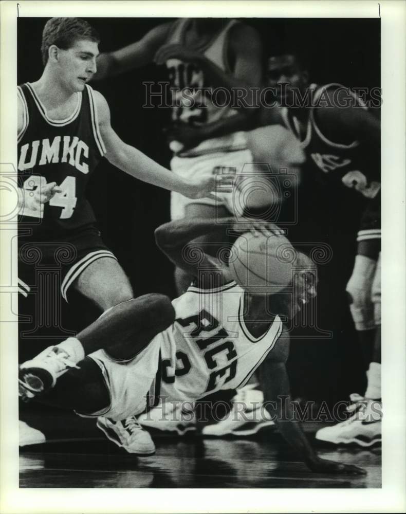 1990 Press Photo Rice basketball player Dana Hardy falls down against Missouri - Historic Images