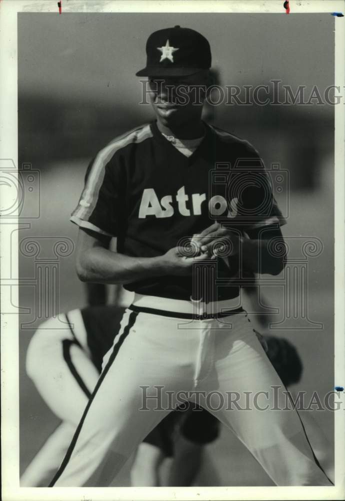 1989 Press Photo Houston Astros baseball outfielder Karl Rhodes watches practice - Historic Images