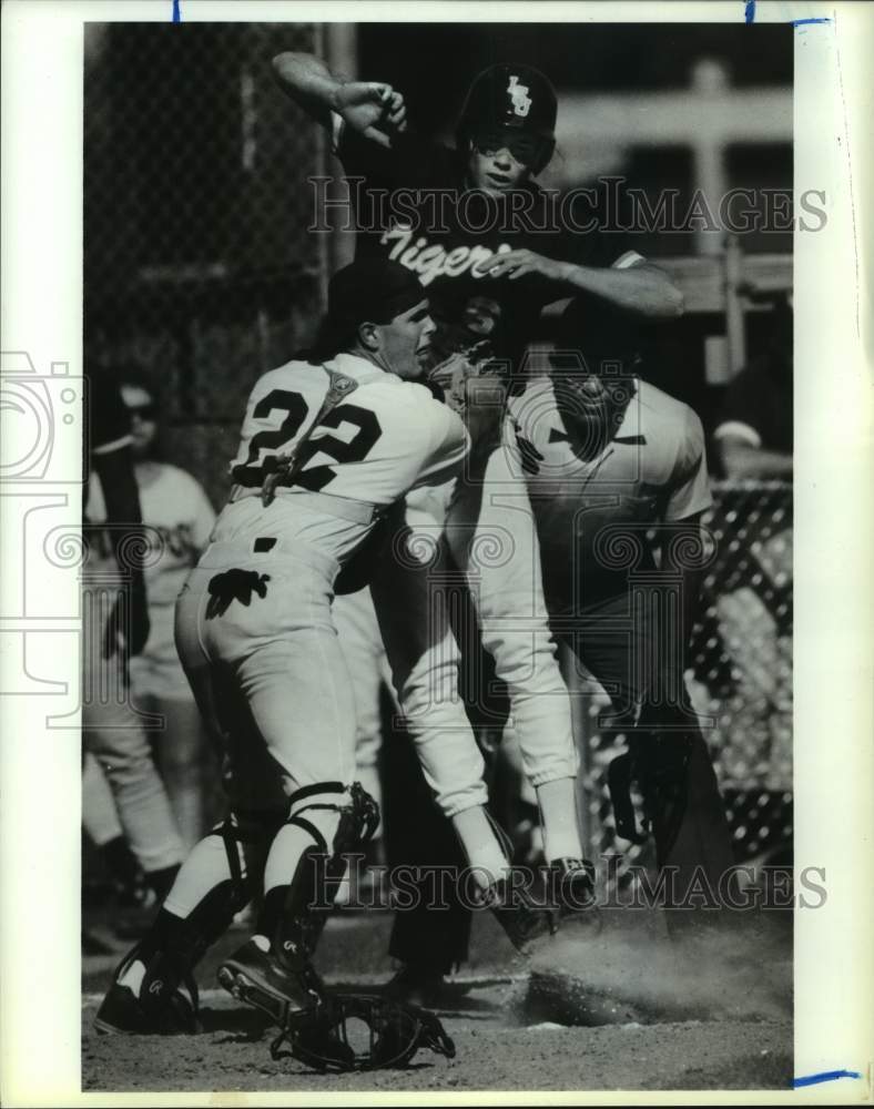 1990 Press Photo Rice University baseball catcher Jamie Cook tags out LSU&#39;s #6- Historic Images