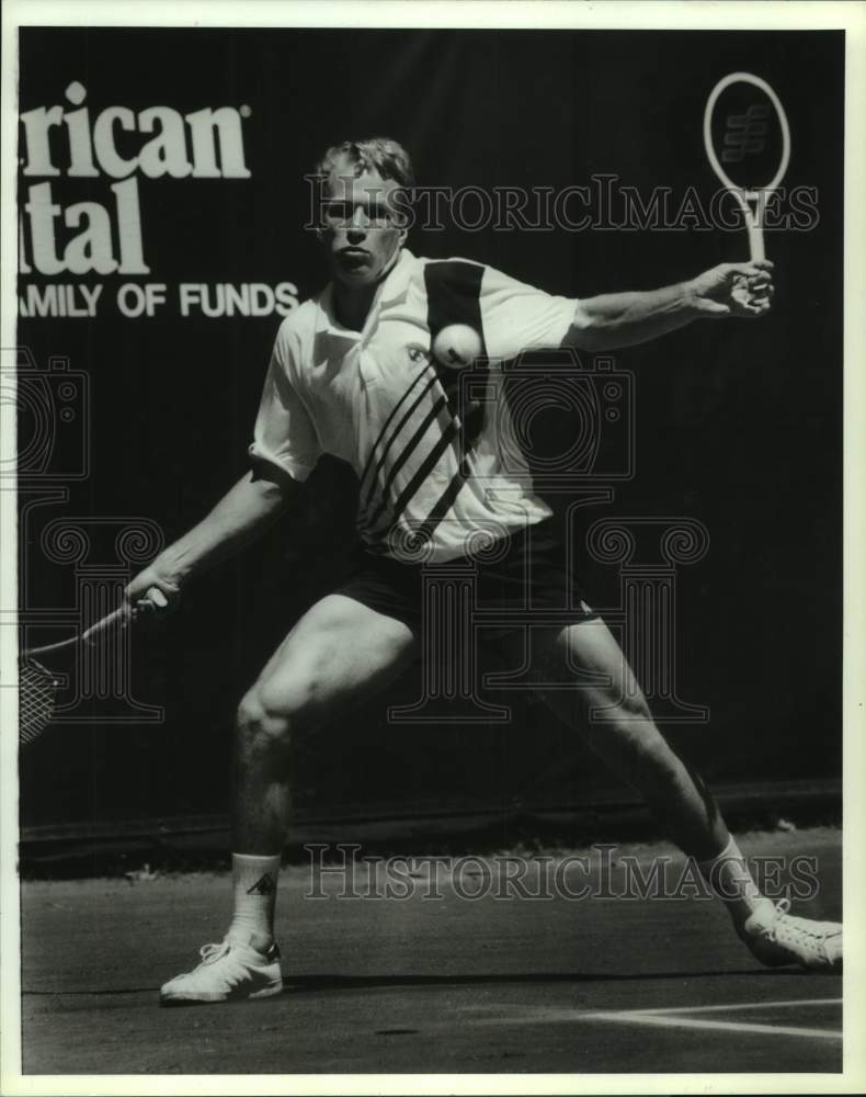 1990 Press Photo Tennis player Richey Reneberg holds two rackets in match - Historic Images