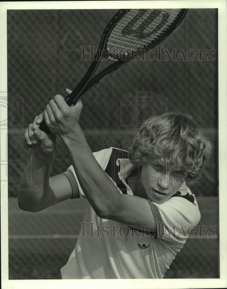 1982 Press Photo Tennis player Richey Reneberg watches ball after hitting shot- Historic Images