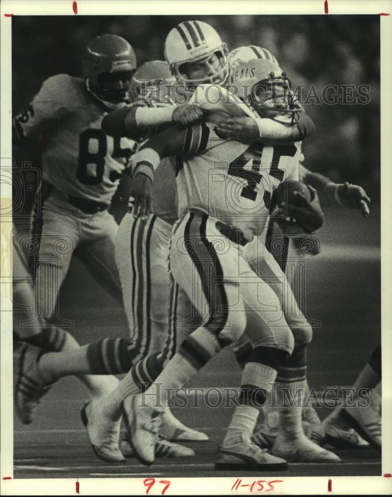 1980 Press Photo Houston Oilers football free safety Mike Reinfeldt wraps up #45 - Historic Images