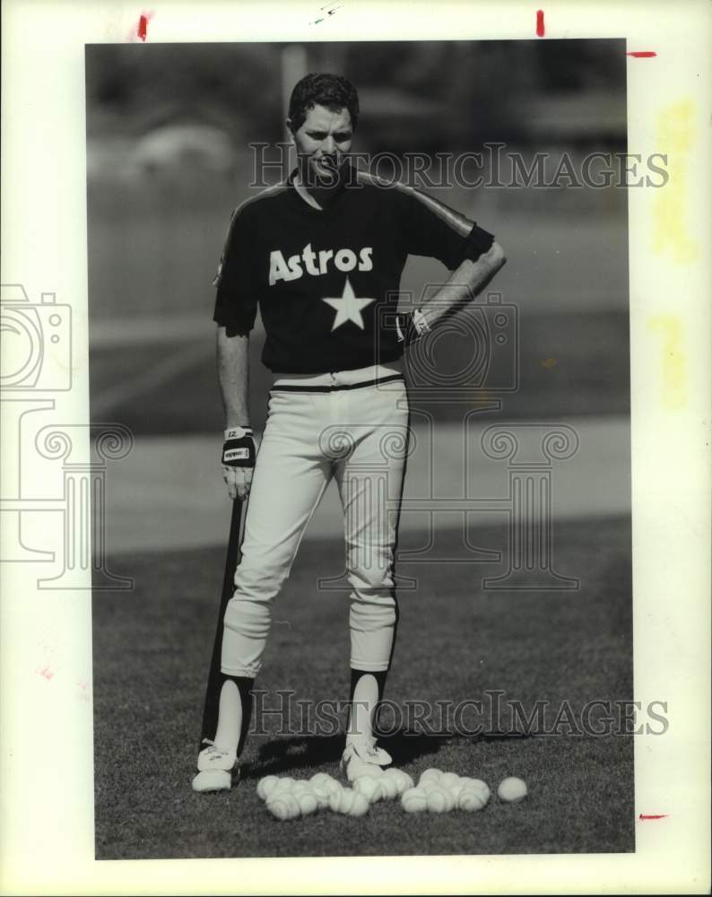 1988 Press Photo Houston Astros baseball player Craig Reynolds stands with bat - Historic Images
