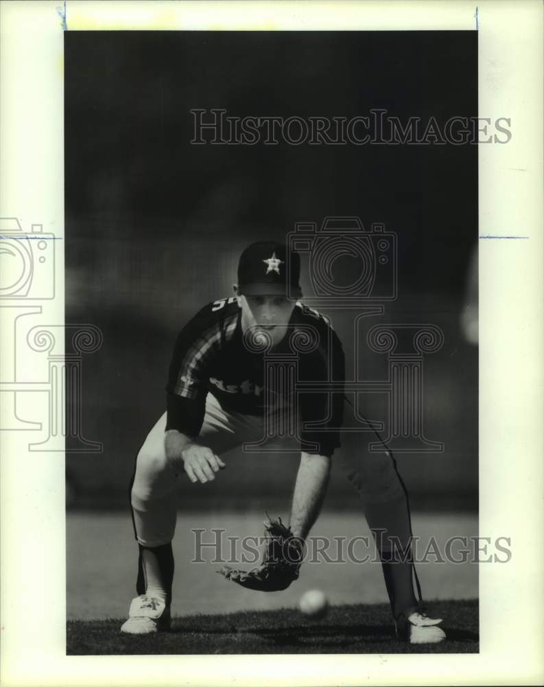 1988 Press Photo Houston Astros baseball shortstop Craig Reynolds fields ball- Historic Images