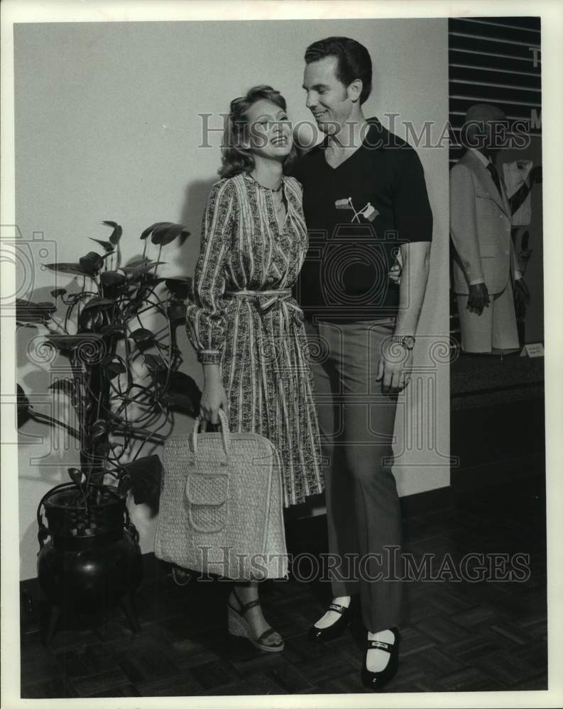 1975 Press Photo Football quarterback Roger Staubach models casual dress clothes- Historic Images