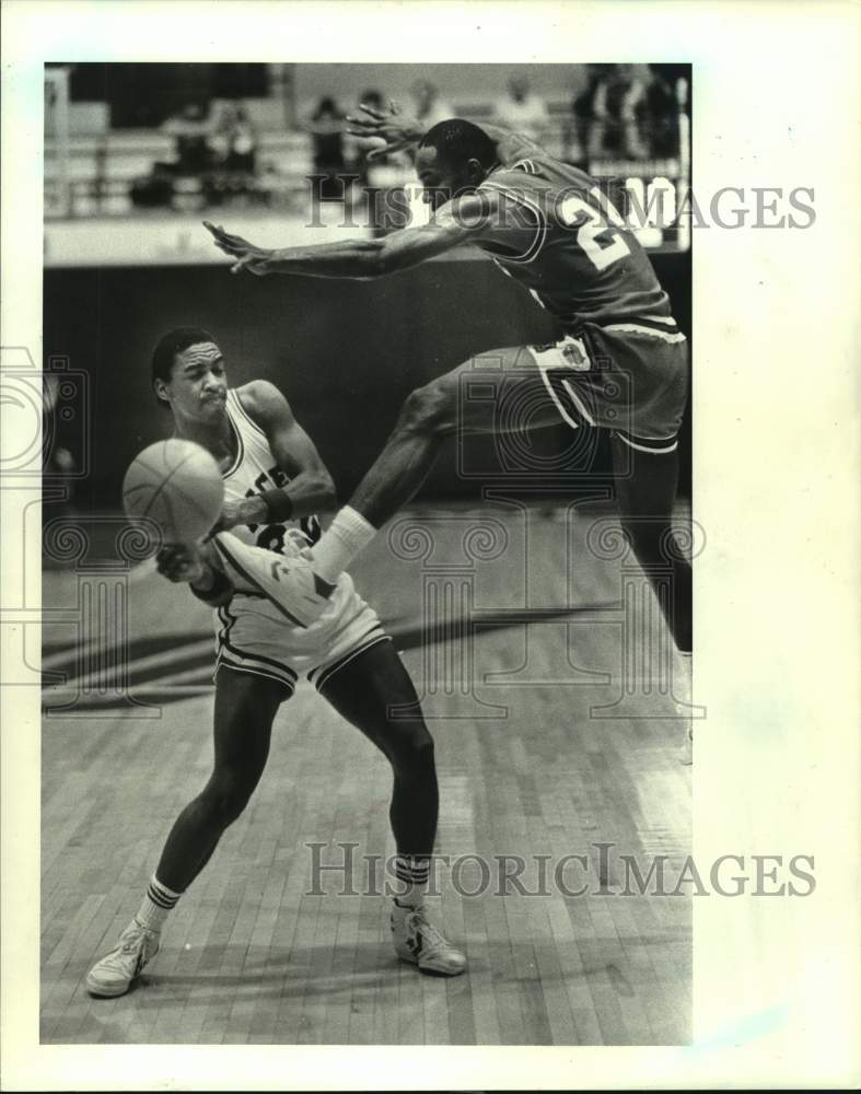 1984 Press Photo Rice Owls basketball player Tracy Steele has ball kicked away- Historic Images