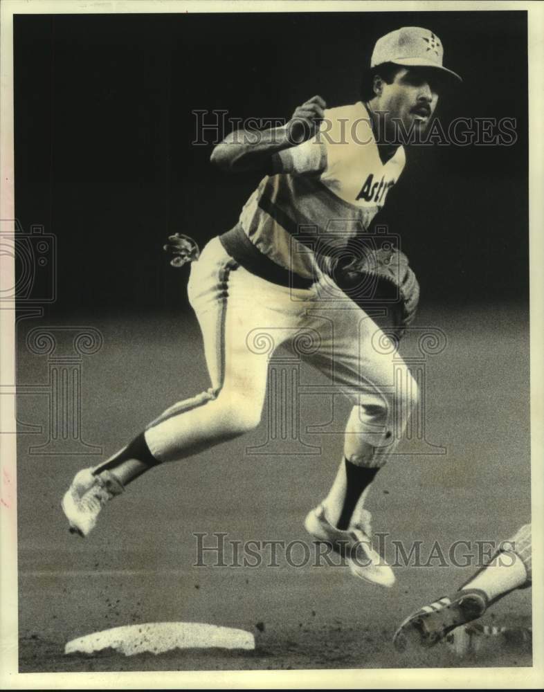 1980 Press Photo Houston Astros baseball shortstop Rafael Landestoy jumps- Historic Images