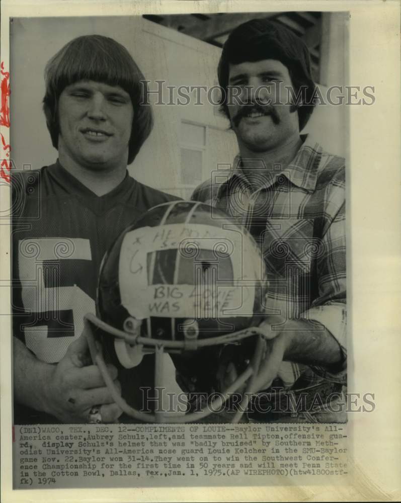 1974 Press Photo Baylor&#39;s Aubrey Schulz and Rell Tipton display broken helmet. - Historic Images