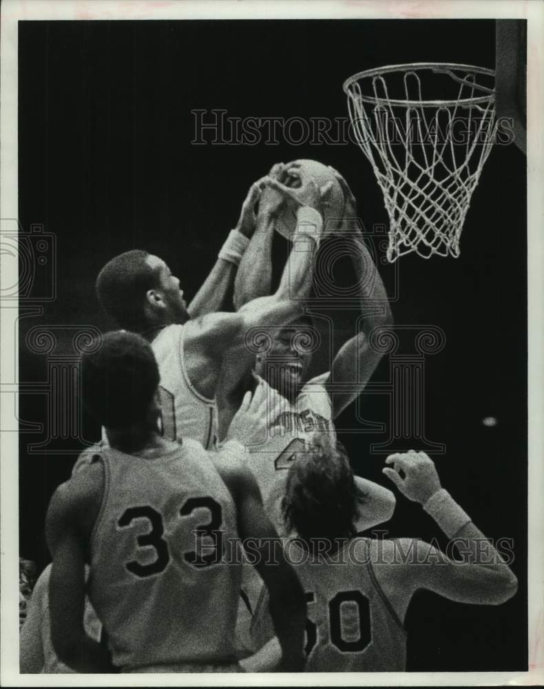 1977 Press Photo University of Houston&#39;s Mike Schultz grabs a rebound.- Historic Images