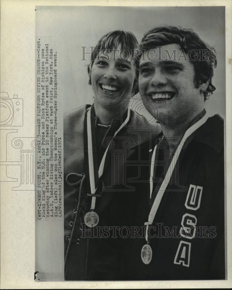 1971 Press Photo Micki King and Dick Rydze wear medals they won in Diving meet - Historic Images