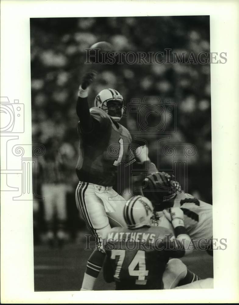 1990 Press Photo Houston Oilers football player Warren Moon throws pass in game - Historic Images