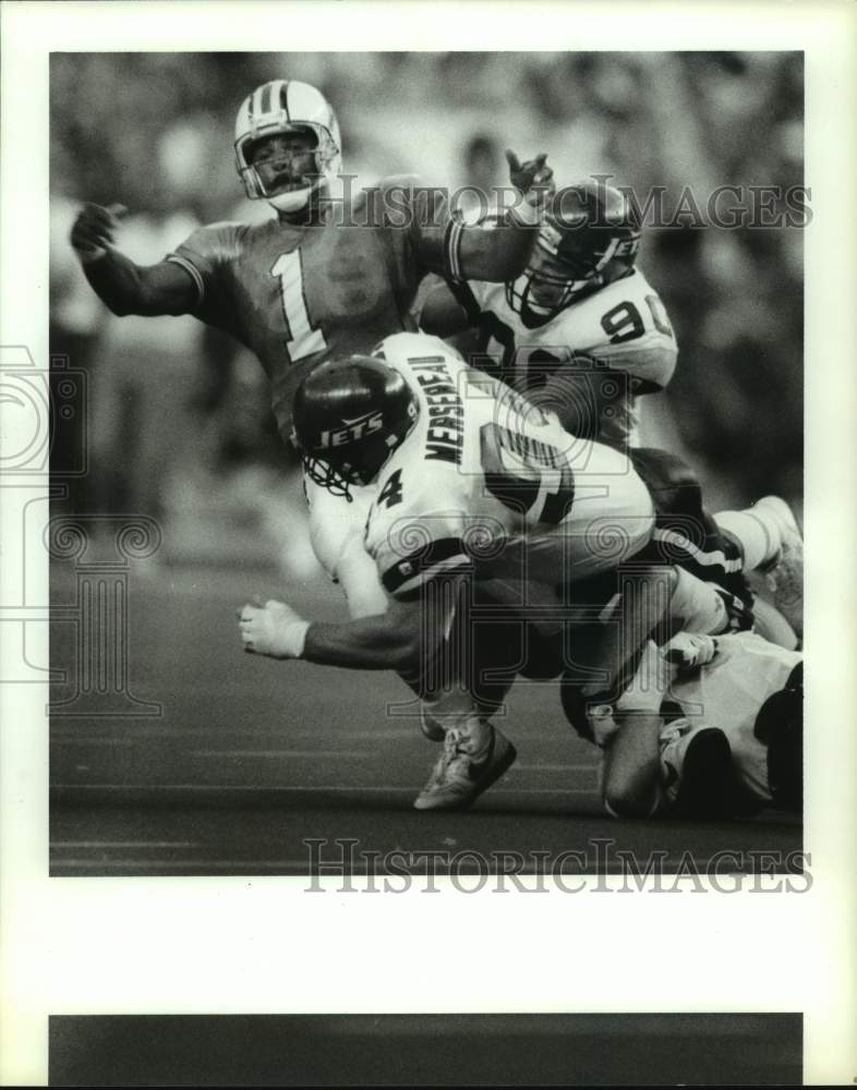 1990 Press Photo Houston Oilers football player Warren Moon gets tackled by Jets- Historic Images