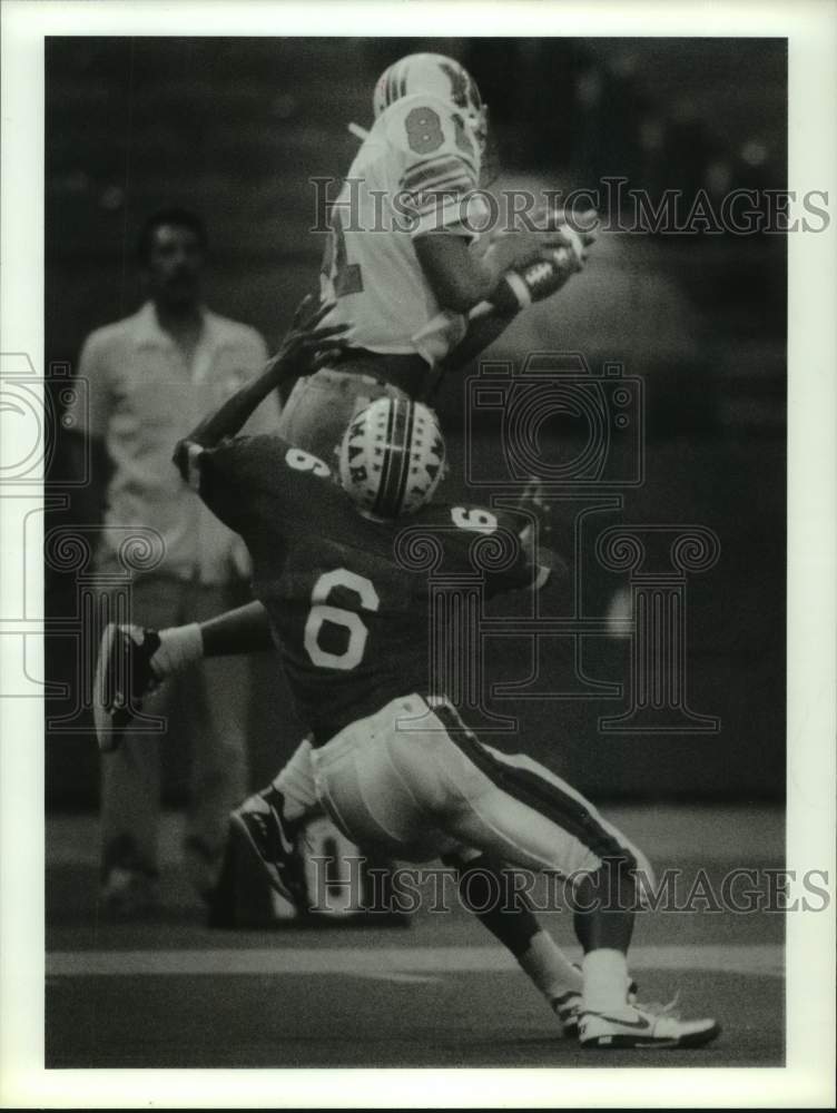 1990 Press Photo Madison&#39;s Jevon Houston grabs pass over Lamar&#39;s Tharon Tircuit. - Historic Images