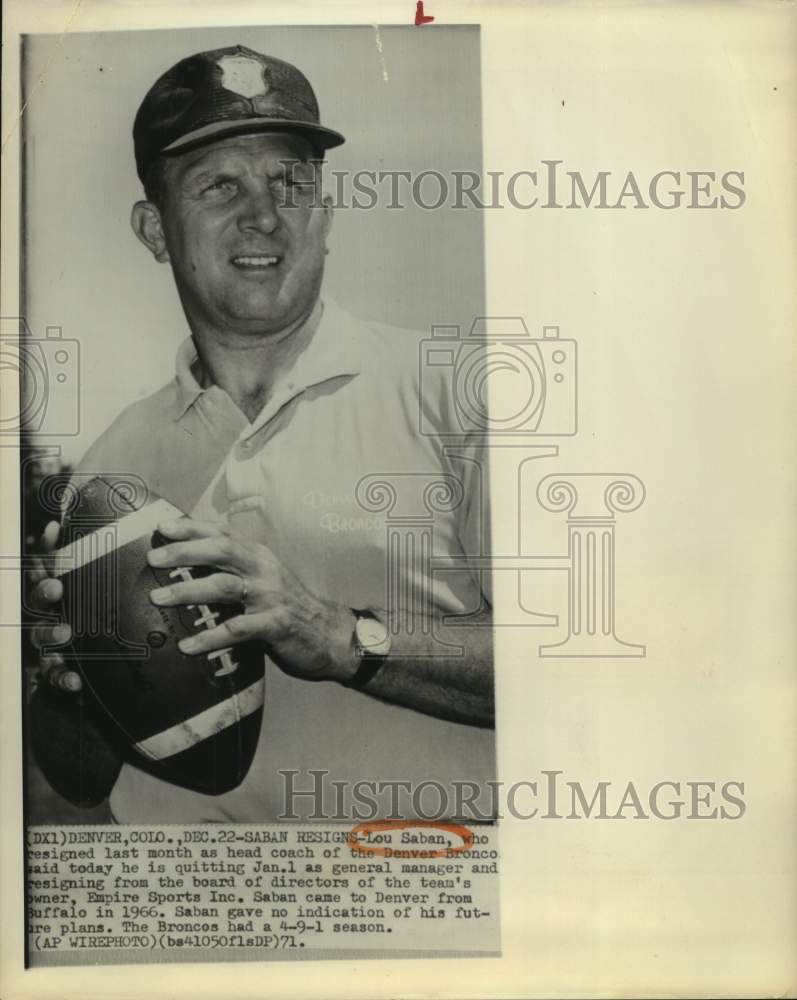 1971 Press Photo Broncos&#39; head football Lou Saban resigns, cuts team ties.- Historic Images