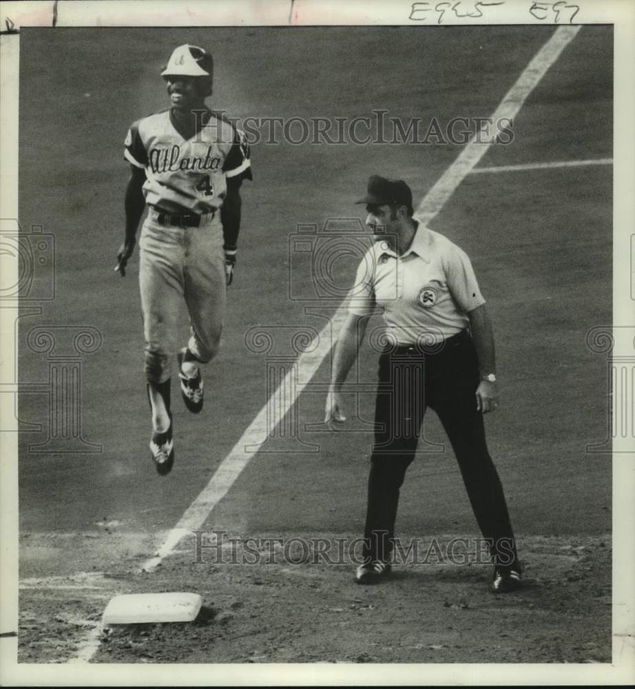 Press Photo Braves&#39; Jerry Royster appears to be flying after a slide into third.- Historic Images