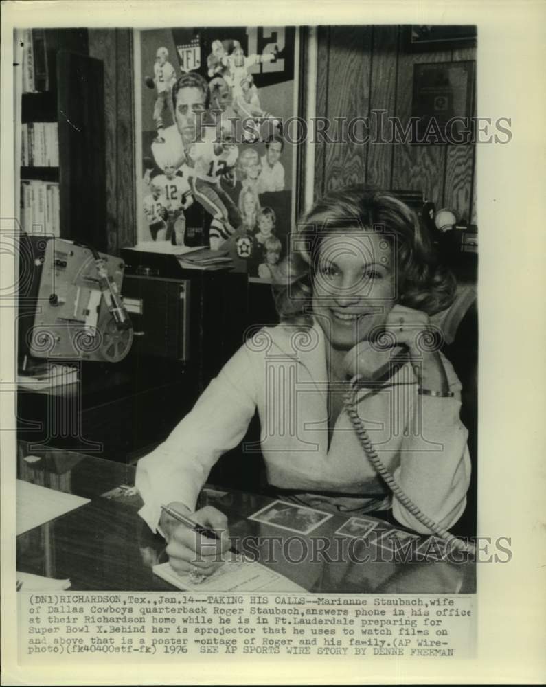 1976 Press Photo Marianne Staubach, wife of Cowboys Roger Staubach answers phone - Historic Images