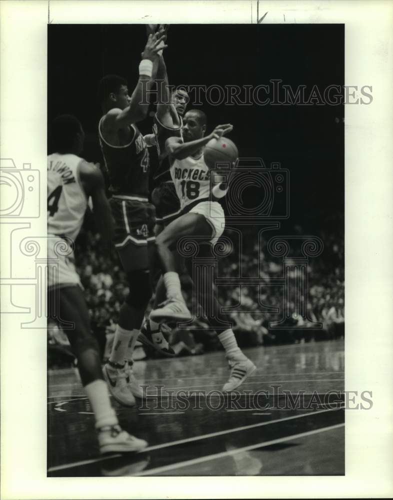 1987 Press Photo Rockets&#39; Cedric Maxwell drives toward basket against Knicks.- Historic Images