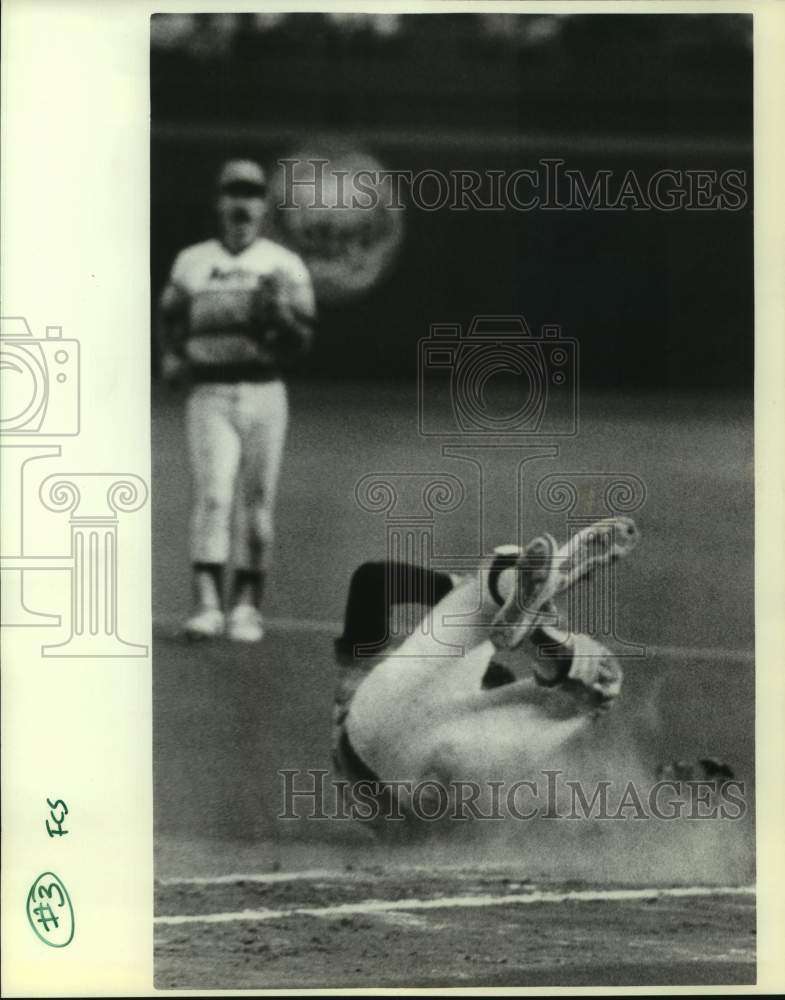 1982 Press Photo Houston Astros baseball player falls down during game - Historic Images