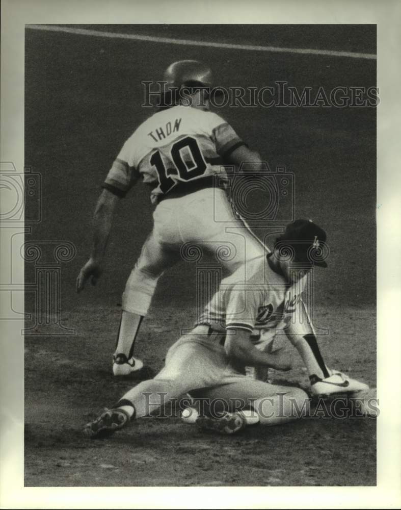 1982 Press Photo Astros&#39; Dickie Thon safe, beats Dodgers&#39; Steve Sax to second.- Historic Images