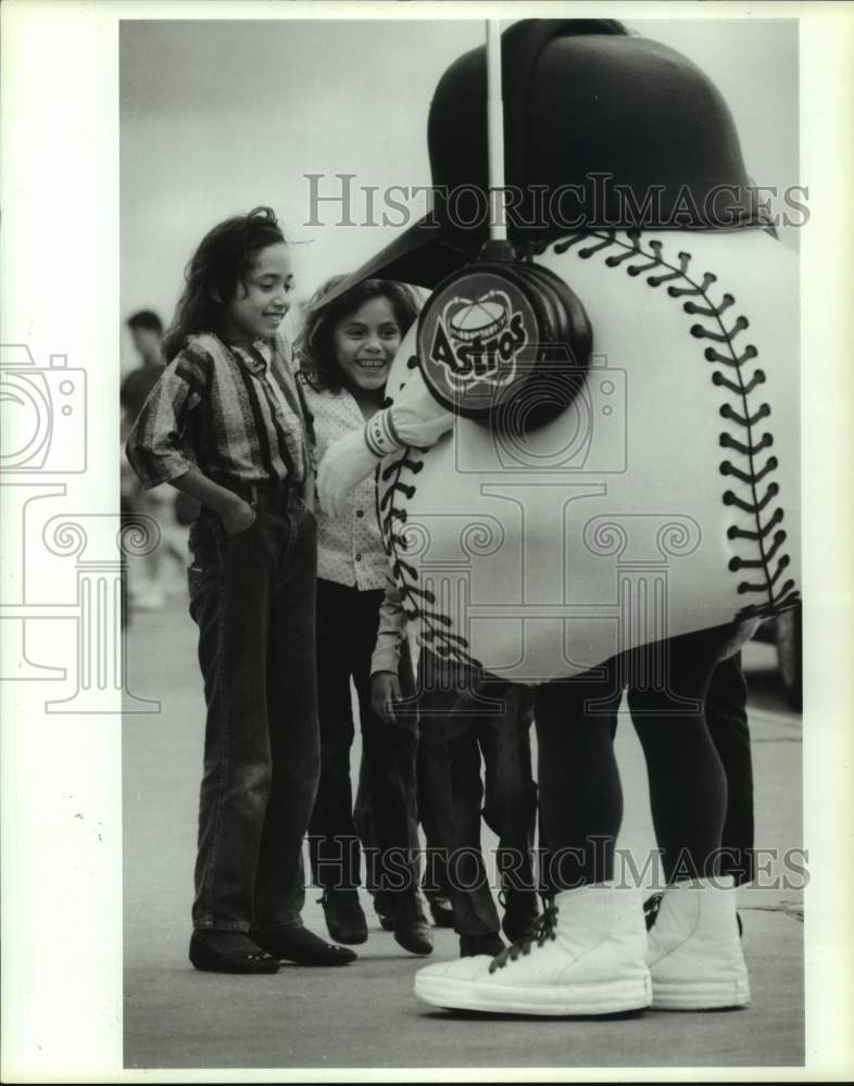 1980 Press Photo &quot;Mr. Baseball&quot; greets young fans prior to Astros game at Dome. - Historic Images