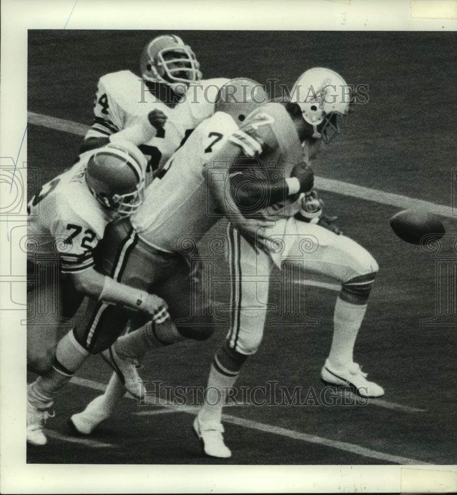 Press Photo Oilers Dan Pastorini is sacked by Browns defenders and fumbles ball. - Historic Images