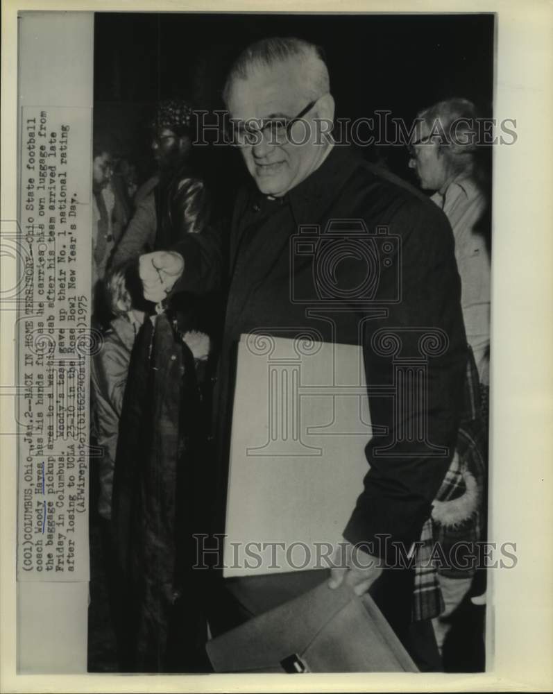 1975 Press Photo Ohio State Woody Hayes arrives back in Columbus.- Historic Images