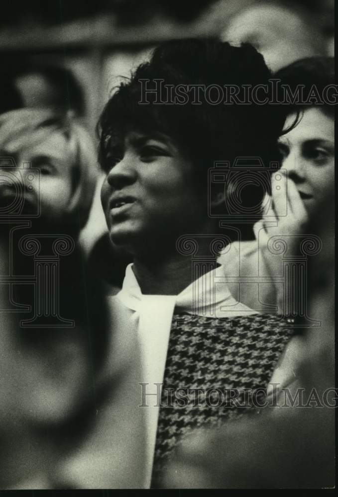 1967 Press Photo Erna Livingtston watches steady, Cougars&#39; Elvin Hayes.- Historic Images