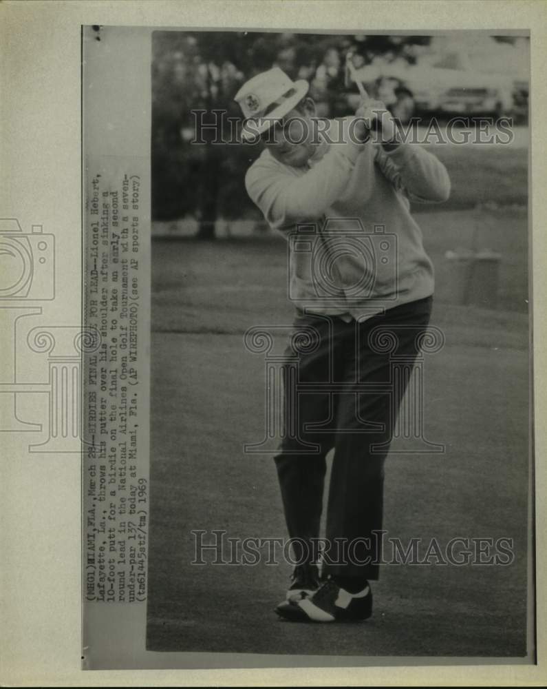 1969 Press Photo Lionel Hebert sinks birdie putt, takes early lead in tournament - Historic Images
