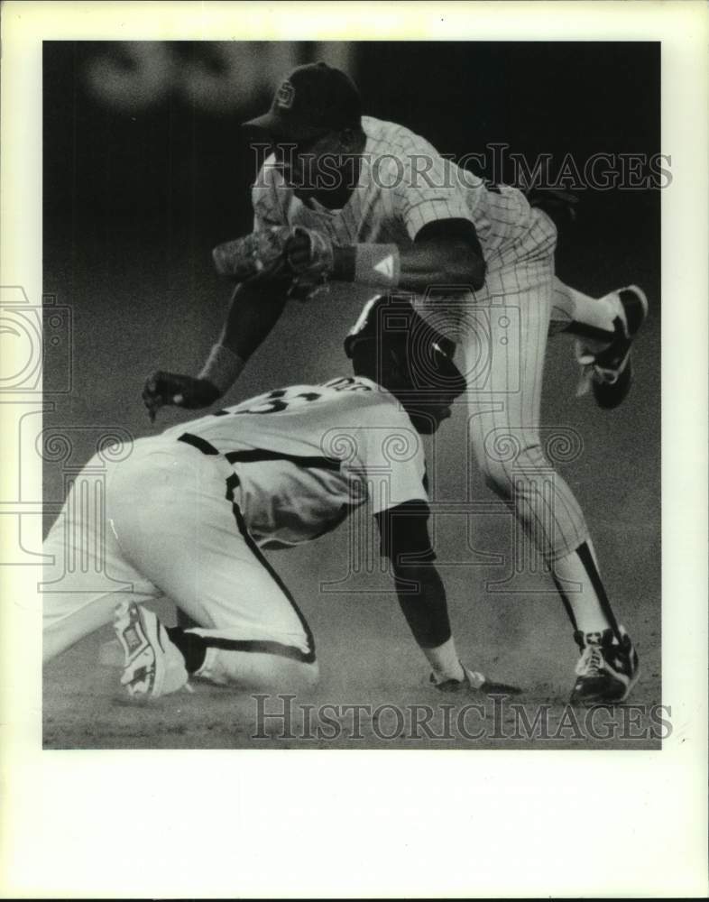 1990 Press Photo Houston Astros baseball player Karl Rhodes steals second base- Historic Images