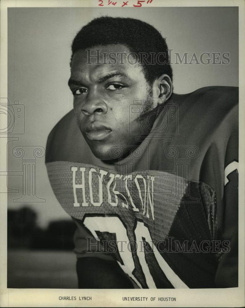 1975 Press Photo U of Houston football player Charles Lynch poses for photo - Historic Images