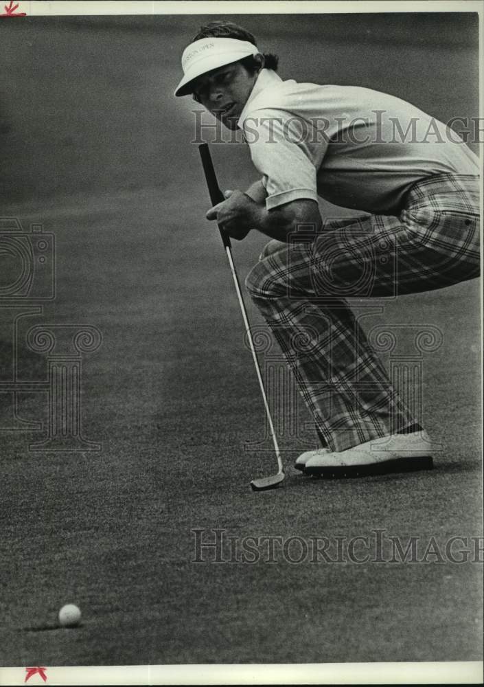 Press Photo Golfer Mark Lye bends down as his putt approaches the hole on #16 - Historic Images