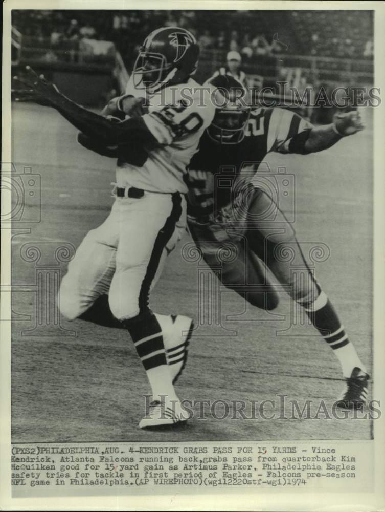 1974 Press Photo Atlanta Falcons football running back Vince Kendrick grabs pass - Historic Images