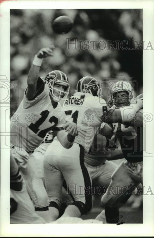 1989 Press Photo Bills&#39; Jim Kelly releases pass under Oilers&#39; pressure. - Historic Images