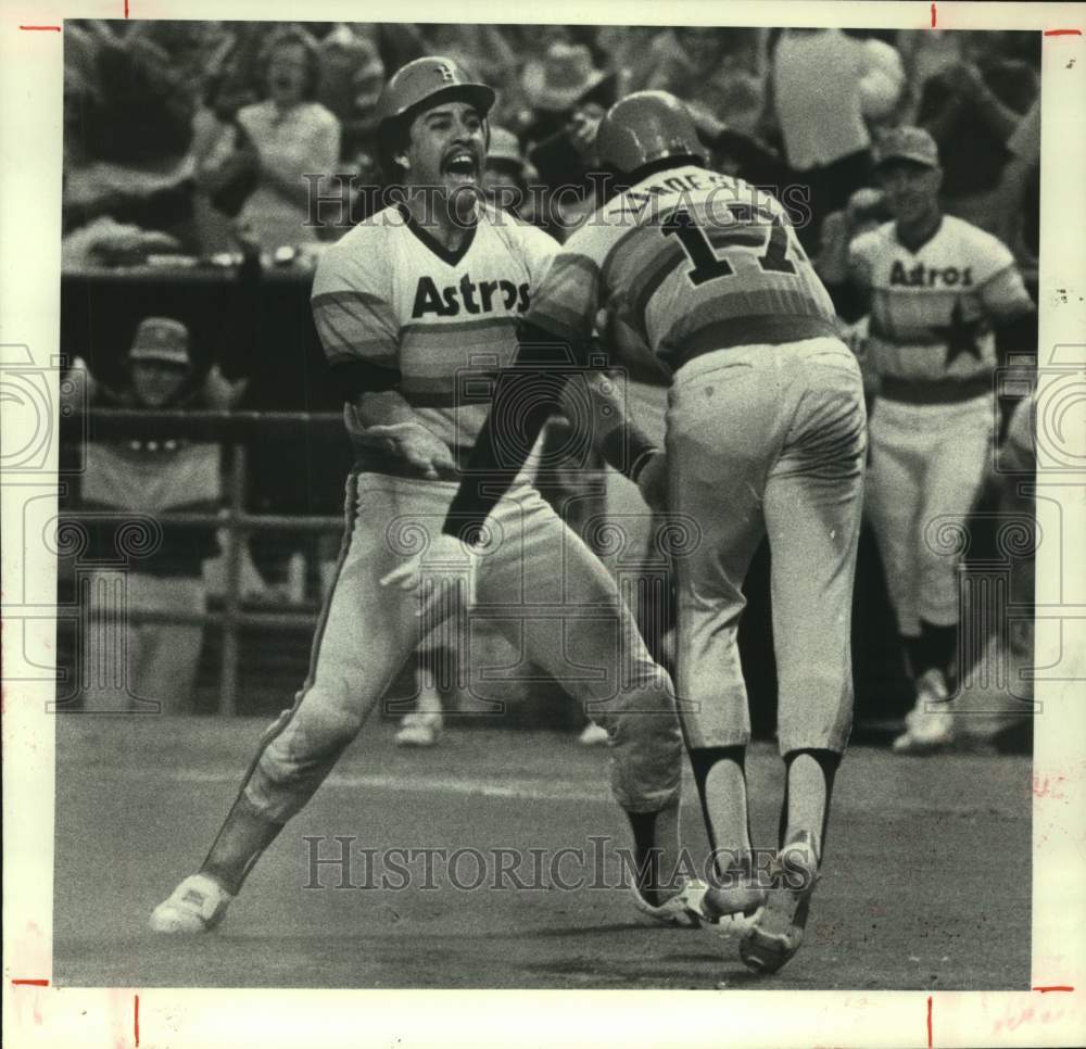 1981 Press Photo Astros' Luis Pujols congratulates Raphael Landestoy on scoring - Historic Images