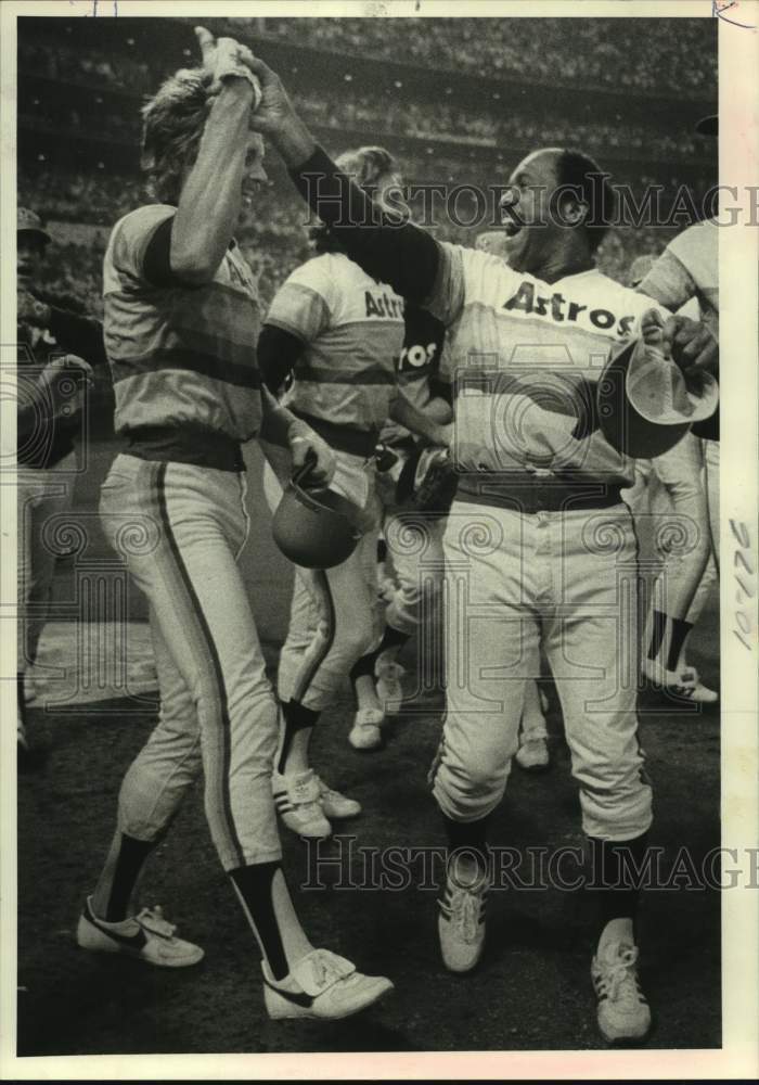 1981 Press Photo Astros Alan Ashby & Deacon Jones celebrate during '81 playoffs- Historic Images