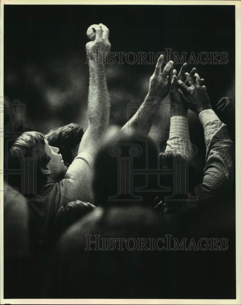 1980 Press Photo Houston Astros baseball fans go for a foul ball against Mets - Historic Images