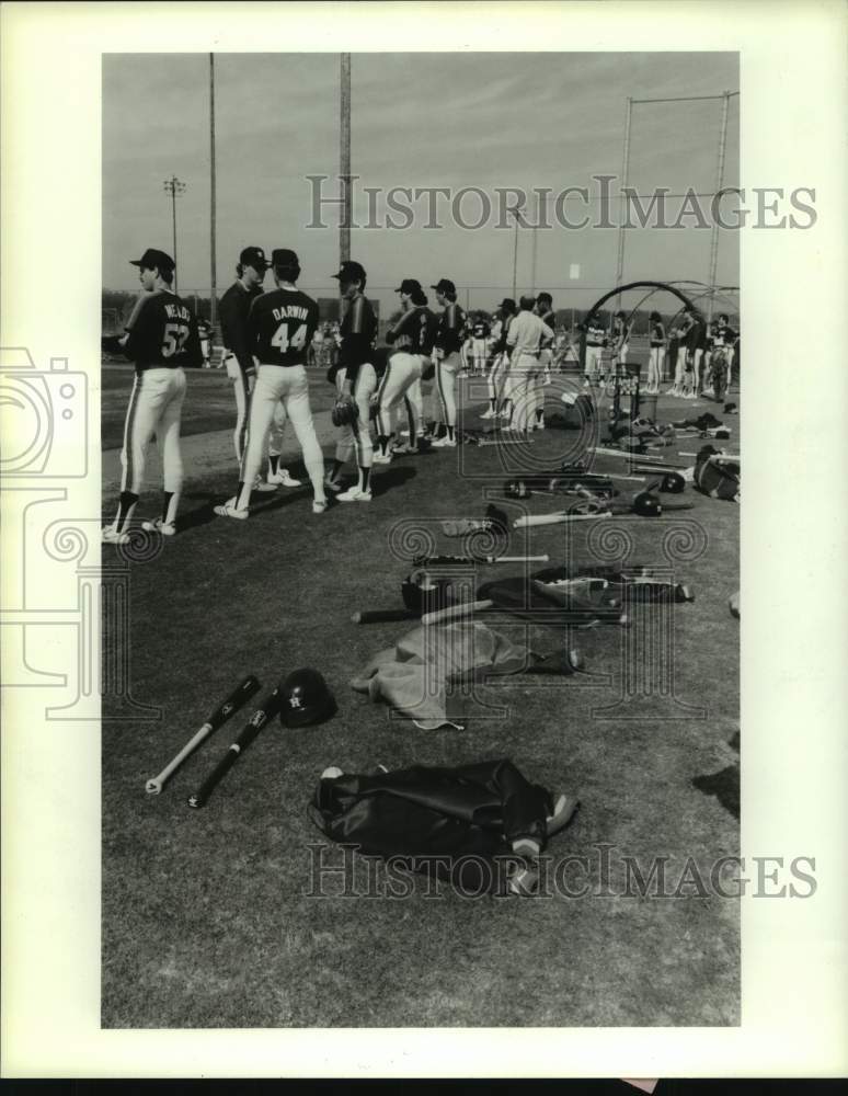 1987 Press Photo Houston Astro baseball players line up with equipment at camp- Historic Images