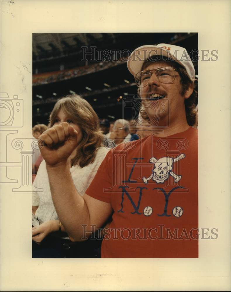 1987 Press Photo Houston Astros baseball fan James McPeak Jr cheers at Mets game- Historic Images
